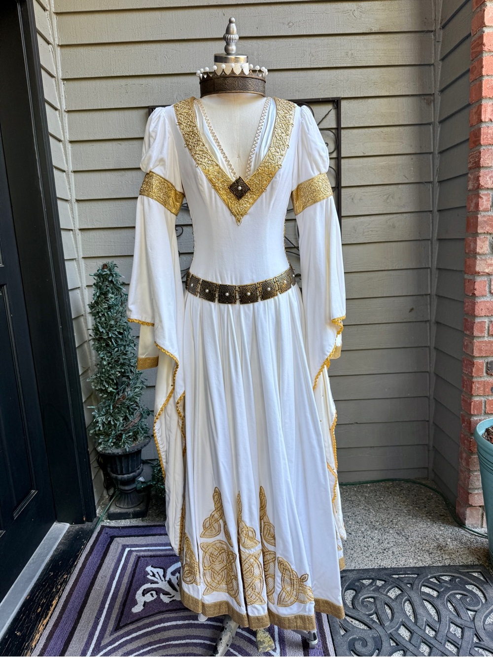 Armstreet “The Accolade” White & Gold Medieval Gown (8 piece set) Sz 4